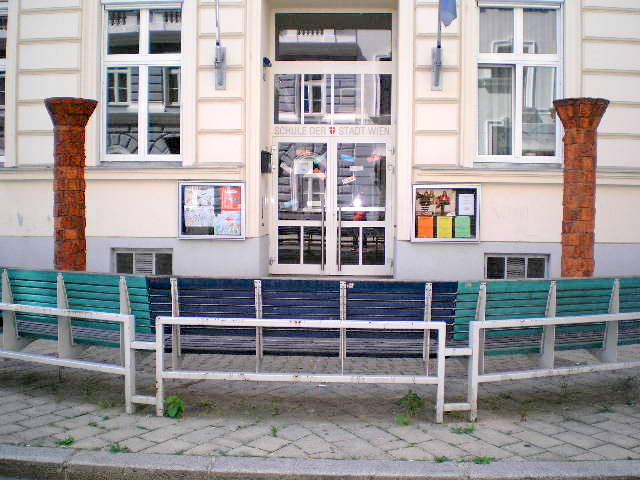 Stelen-Projekt fr die Regenbogen-Volksschule Darwingasse in Wien