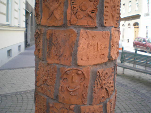 Kunst am Bau - Detail zu Stelen-Projekt fr die Regenbogen-Volksschule Darwingasse in Wien